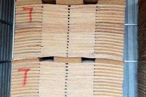 有現(xiàn)貨桉木單板供應(yīng)