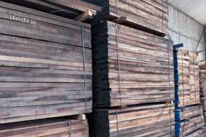 蒸煮國(guó)產(chǎn)黑胡桃板材年底特價(jià)